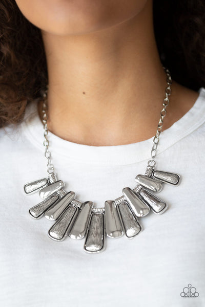 MANE Up - Paparazzi - Silver Etched Plate Necklace