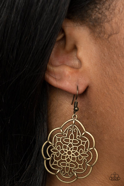 Tour de Taj Mahal - Paparazzi - Brass Filigree Scalloped Earrings